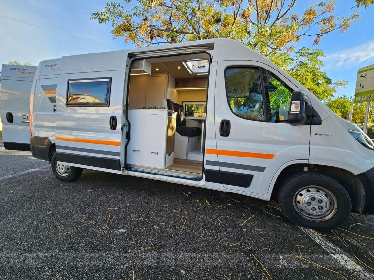 Furgoneta camperizada con puerta abierta. Camper Tarraco experto en accesorios furgonetas camper